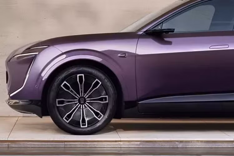 Sản phẩm mới và đang gây sự chú ý nhiều nhất của Avatr với giới truyền thông nước nhà chính là mẫu 07 2024 mới, đây được cho sẽ là mẫu xe có giá cả phải chăng nhất của gia đình Avatr từ trước cho đến nay.