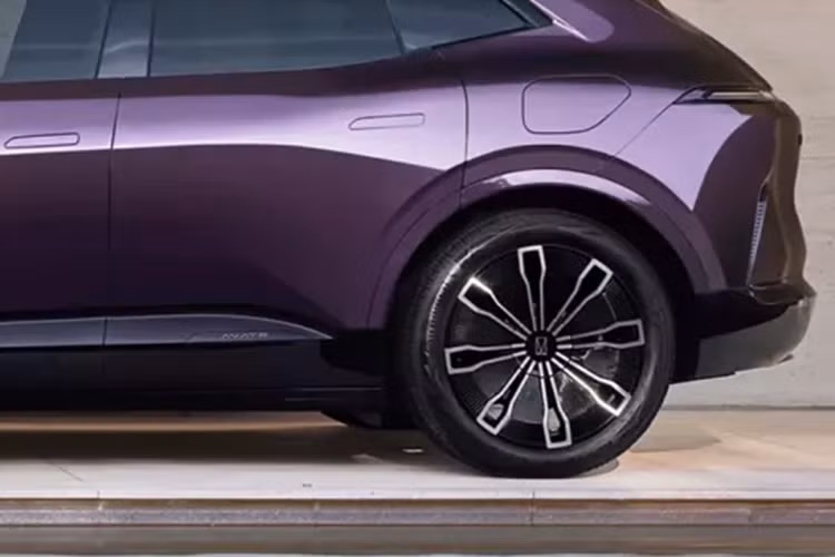 Dự kiến giá xe Avatr 07 2024 có giá từ 250.000 nhân dân tệ đến 350.000 nhân dân tệ (tương đương 812 triệu đồng đến 1,12 tỷ đồng). Trước thời điểm có khả năng ra mắt vào quý III năm nay, Avatr 07 đã bị lộ những bức ảnh chụp lén mới về nội thất.