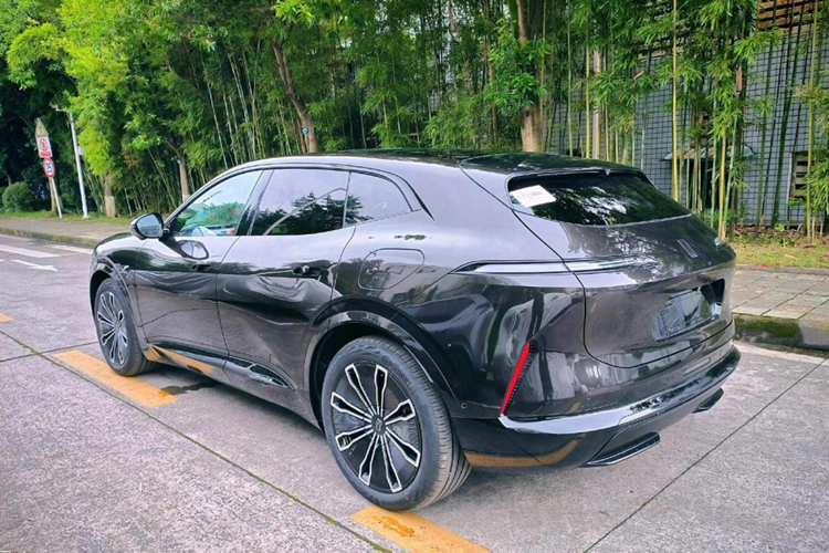 Trong trường hợp động cơ phía sau, nó đến từ thương hiệu Deepal của Changan trong khi động cơ phía trước là của Chongqing Tsingshan Industrial. Tốc độ tối đa là 200 km/h. Phiên bản mở rộng phạm vi hoạt động có tốc độ tối đa thấp hơn là 190 km/h và sử dụng động cơ điện ít công suất hơn.