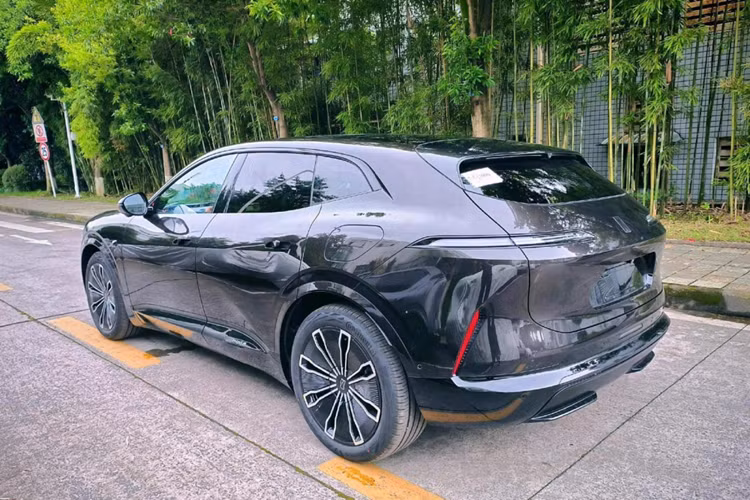 Trong trường hợp động cơ phía sau, nó đến từ thương hiệu Deepal của Changan trong khi động cơ phía trước là của Chongqing Tsingshan Industrial. Tốc độ tối đa là 200 km/h. Phiên bản mở rộng phạm vi hoạt động có tốc độ tối đa thấp hơn là 190 km/h và sử dụng động cơ điện ít công suất hơn.