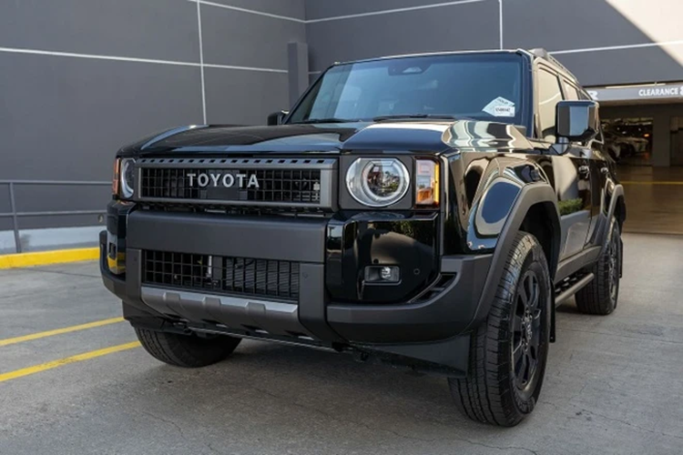 Nội thất của mẫu xe này cũng được thay đổi toàn bộ so với đời cũ. Ở bản cao cấp, xe được trang bị màn hình trung tâm có kích thước 12,3 inch, đồng hồ tốc độ dạng điện tử toàn phần, khu vực bệ trung tâm được bố trí cần số, sạc không dây, nút chức năng... khá tương đồng với Land Cruiser hoặc Lexus GX.