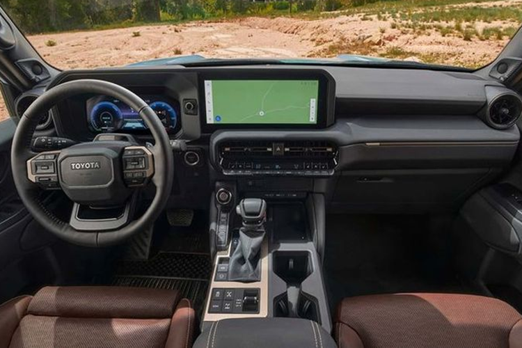 Một người dùng Reddit suy đoán rằng chiếc SUV có thể đã tông vào phần bên một chiếc xe bán tải , điều này có thể giải thích cho thiệt hại tập trung ở khu vực thân trên. Phần cản xe gần như còn nguyên vẹn, cho thấy đây có thể không phải là một vụ va chạm trực diện thông thường với một chiếc xe khác.