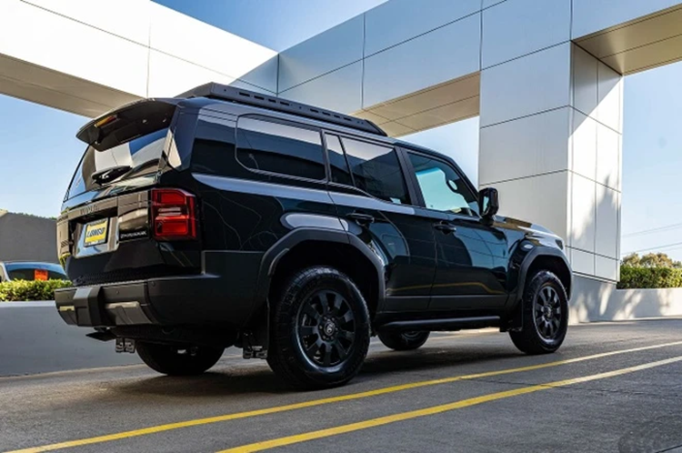 Nằm bên dưới nắp ca-pô của SUV Toyota Land Cruiser Prado 2024 là hệ truyền động hybrid i-Force Max bao gồm máy xăng tăng áp, dung tích 2.4L kết hợp với mô-tơ điện, tạo ra công suất tổng cộng 326 mã lực cùng mô-men xoắn cực đại 630 Nm, đi kèm hộp số tự động 8 cấp.