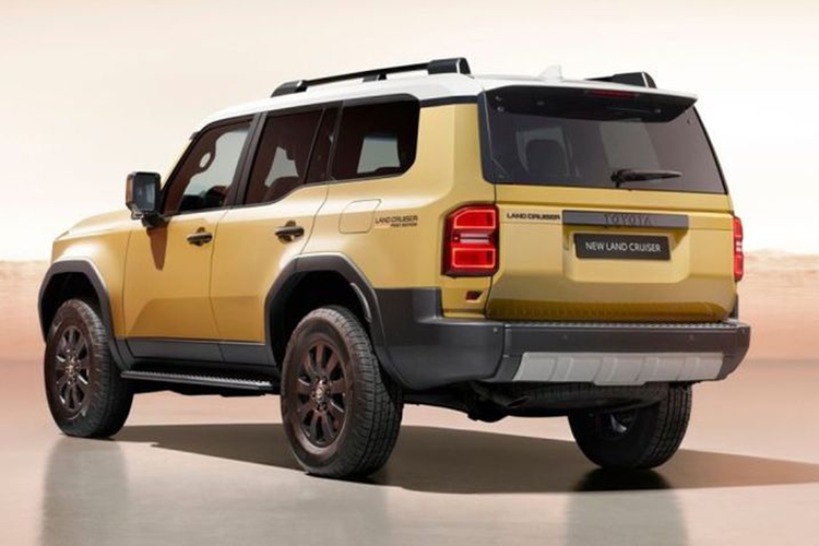 Toyota Land Cruiser Prado 2024 sở hữu thiết kế ngoại thất mang phong cách cổ điển, vuông vức, thừa hưởng nhiều từ J70. Phần đầu xe trang bị cản trước vuông vắn đi kèm tản nhiệt hình chữ nhật. Land Cruiser Prado First Edition được trang bị cụm đèn pha dạng tròn, trong khi các phiên bản khác dùng đèn pha hình chữ nhật.