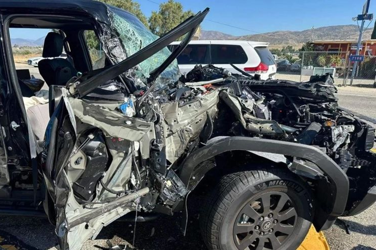 Mới đây, trên mạng xã hội đã lan truyền một hình ảnh được cho của chiếc Toyota Land Cruiser Prado gặp tai nạn đầu tiên . Kiểu dáng mâm, giá nóc và một số chi tiết đặc trưng khác... cho thấy đây là chiếc xe thuộc phiên bản Land Cruiser First Edition.