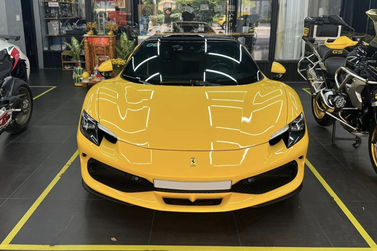 Siêu xe Ferrari 296 GTB có thể tăng tốc từ vị trí xuất phát lên 100 km/h chỉ trong thời gian 2,9 giây trước khi đạt vận tốc tối đa 330 km/h. Dòng xe plug-in hybrid có thể di chuyển với quãng đường tối đa 25 km và vận tốc tối đa là 135 km/h chỉ với động cơ điện.