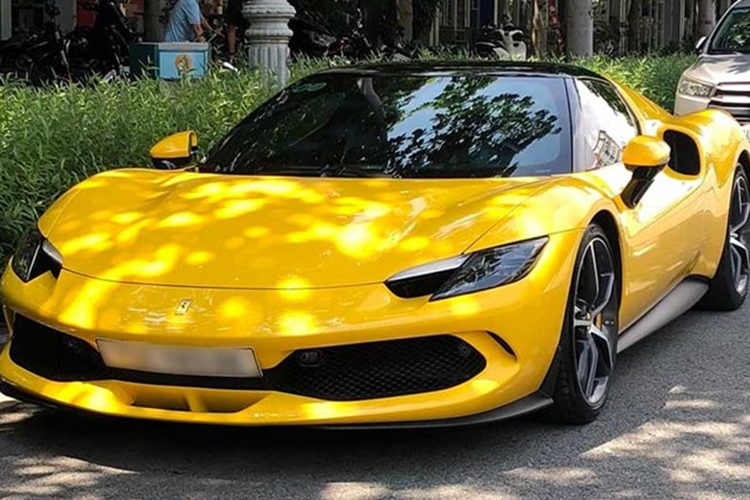 Điểm thú vị của chiếc Ferrari 296 GTB gắn biển 40 triệu đồng này đến từ hệ truyền động plug-in hybrid với động cơ xăng V6, dung tích 2.9 lít, tăng áp, đây cũng là đánh dấu việc khối động cơ V6 quay trở lại sau 5 thập kỷ vắng bóng, động cơ đốt trong sản sinh công suất tối đa 654 mã lực và động cơ điện mang đến thêm công suất tối đa 164 mã lực.