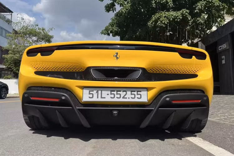 Chủ nhân của chiếc siêu xe Ferrari 296 GTB này đã chọn đăng ký biển số đấu giá là 51L-552.55 cho siêu ngựa, biển này có giá 40 triệu đồng, nhưng nói về độ đẹp thì không phải bàn cãi.