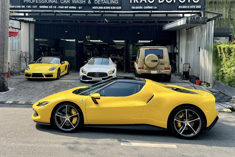 Siêu xe Ferrari 296 GTB vẫn sở hữu tính năng eManettino với các chế độ chạy eDrive, Hybrid, Performance và Qualify cùng với đó là các tính năng Manettino quen thuộc như tiêu chuẩn, thể thao, đua, CT off và cuối cùng là ESC off.