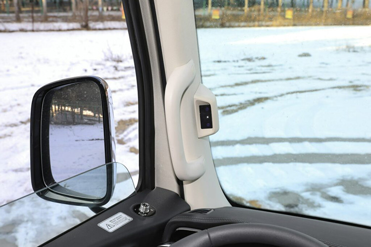 Phần đầu xe của Hồng Kỳ Gouyue 2024 mới được trang bị lớp lưới tản nhiệt lớn viền chrome tương tự những mẫu xe du lịch của hãng. Hồng Kỳ cũng trang bị thêm hệ thống đèn LED và đèn pha nằm ở đầu xe. Bộ bánh xe cũng được nhà sản xuất mạ chrome toàn bộ.