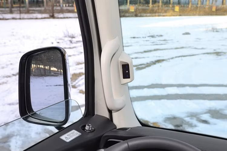 Phần đầu xe của Hồng Kỳ Gouyue 2024 mới được trang bị lớp lưới tản nhiệt lớn viền chrome tương tự những mẫu xe du lịch của hãng. Hồng Kỳ cũng trang bị thêm hệ thống đèn LED và đèn pha nằm ở đầu xe. Bộ bánh xe cũng được nhà sản xuất mạ chrome toàn bộ.