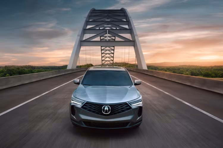 Mẫu xe cũng có ba màu mới: Solar Silver metallic, Canyon River Blue metallic và Urban Grey Pearl và những màu này cũng có trên MDX 2025 mới được ra mắt trong thời gian gần đây.