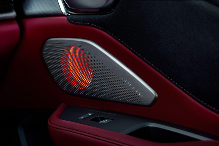 Ngoài ra xe còn có chế độ màn hình rộng mới trên màn hình thông tin giải trí trung tâm 10,2 inch tiêu chuẩn để tương thích không dây với Apple CarPlay và Android Auto.