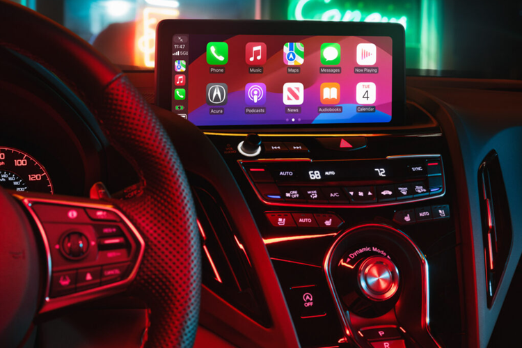 RDX A-Spec thông thường được trang bị bánh xe 10 chấu mới màu xám Shark Grey và phiên bản cao cấp hơn A-Spec Advance được trang bị bộ mâm 20 inch độc đáo với lớp sơn màu đen Berlina Black.Acura đã thiết kế lại bảng điều khiển trung tâm của RDX, định vị lại và mở rộng các ngăn đựng cốc và nâng cấp thêm cho xe đế sạc không dây.