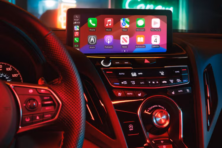 RDX A-Spec thông thường được trang bị bánh xe 10 chấu mới màu xám Shark Grey và phiên bản cao cấp hơn A-Spec Advance được trang bị bộ mâm 20 inch độc đáo với lớp sơn màu đen Berlina Black.Acura đã thiết kế lại bảng điều khiển trung tâm của RDX, định vị lại và mở rộng các ngăn đựng cốc và nâng cấp thêm cho xe đế sạc không dây.