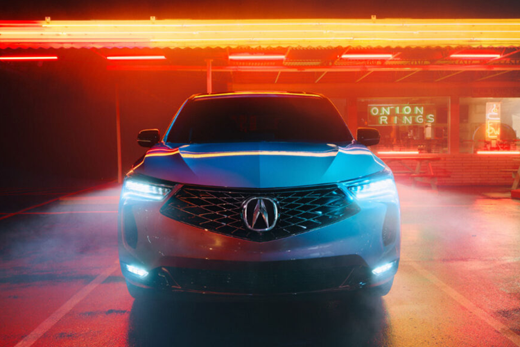 Những chiếc RDX với gói nâng cao còn có một số chi tiết cao cấp hơn như ghế bọc toàn bộ bằng da, hệ thống đèn xung quanh bảng điều khiển trung tâm mới và loa cửa có đèn chiếu sáng thể thao.