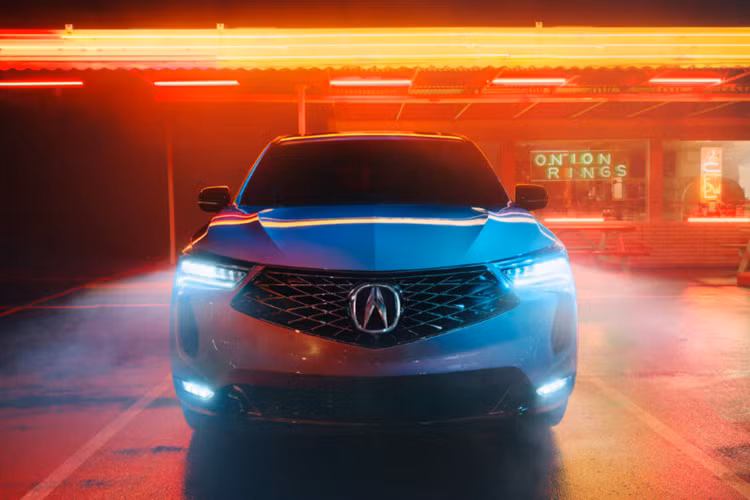 Những chiếc RDX với gói nâng cao còn có một số chi tiết cao cấp hơn như ghế bọc toàn bộ bằng da, hệ thống đèn xung quanh bảng điều khiển trung tâm mới và loa cửa có đèn chiếu sáng thể thao.