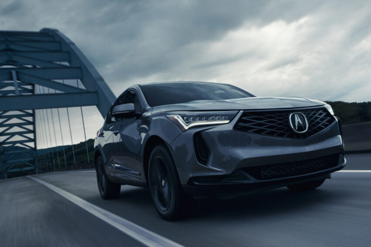 Phiên bản Acura RDX 2025 mới sẽ được trang bị lưới tản nhiệt kim cương “Không khung” mới với lưới được thiết kế lại và viền mỏng hơn. Những chi tiết được trang trí màu đen bóng hiện là trang bị tiêu chuẩn cùng với bộ mâm xe 19 inch Berlina Black mới.