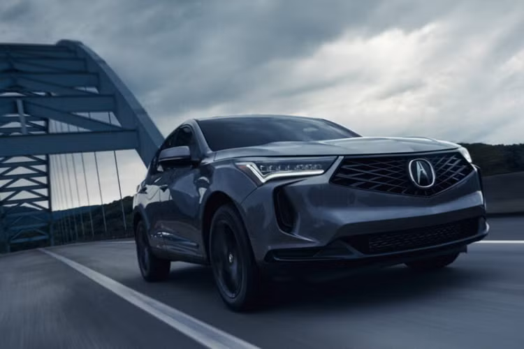 Phiên bản Acura RDX 2025 mới sẽ được trang bị lưới tản nhiệt kim cương “Không khung” mới với lưới được thiết kế lại và viền mỏng hơn. Những chi tiết được trang trí màu đen bóng hiện là trang bị tiêu chuẩn cùng với bộ mâm xe 19 inch Berlina Black mới.