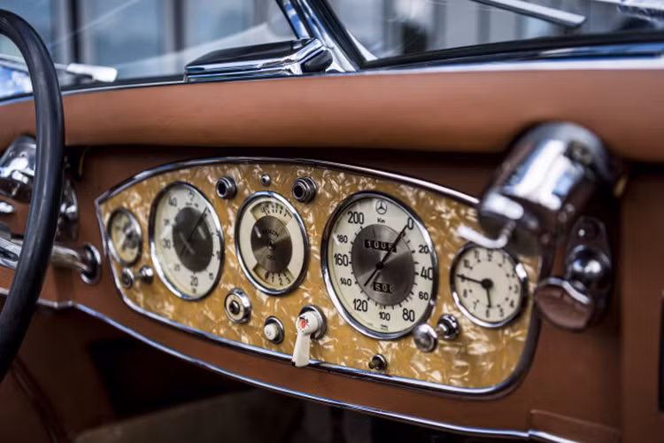 Ngoại thất của xe có màu đỏ tía được hoàn thiện từ vật liệu thép với các chi tiết được ốp gỗ tần bì trắng. Cửa xe mở ra phía sau với tay nắm hình cánh độc đáo, lưới tản nhiệt hình chữ V, đèn pha Bosch và kính chắn gió hình chữ V tách đôi.