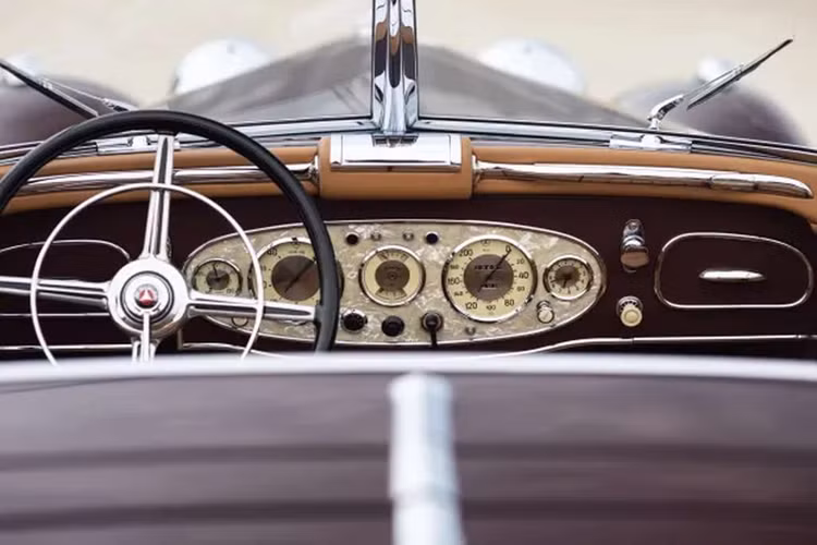 Thay vì có thân xe Cabriolet B bốn chỗ ngồi, bốn cửa sổ tiêu chuẩn, chiếc xe này hiện có thân xe Special Roadster bằng thép do nhà chế tạo Cass Nawrocki của Minnesota thiết kế.