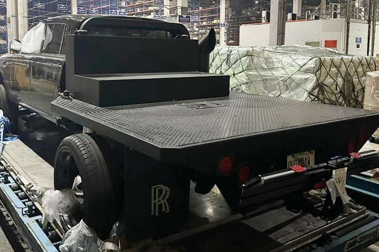 Chiếc Ferrari 812 Competizione này thuộc đội 64 gồm hai thành viên người Hà Lan. So với bản tiêu chuẩn, Ferrari 812 Competizione có điểm khác biệt rõ ràng nhất ở việc không có kính sau mà thay bằng tấm ốp hoàn toàn bằng nhôm.