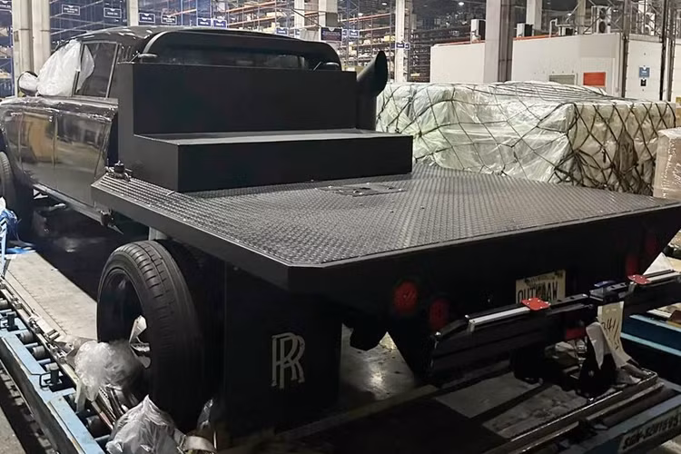 Chiếc Ferrari 812 Competizione này thuộc đội 64 gồm hai thành viên người Hà Lan. So với bản tiêu chuẩn, Ferrari 812 Competizione có điểm khác biệt rõ ràng nhất ở việc không có kính sau mà thay bằng tấm ốp hoàn toàn bằng nhôm.