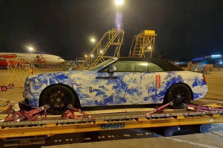 Bên cạnh đó còn có chiếc xe siêu sang Rolls-Royce Silver Shadow với số thứ tự 57 kịch độc. Xe thuộc đội 44 do 2 thành viên người Mỹ cầm lái.