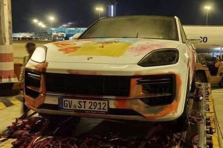 Chiếc Rolls-Royce Silver Shadow này gây ấn tượng với thiết kế độc lạ khi được biến hóa thành xe bán tải với khung gầm từ một chiếc Dodge. Đi kèm là một bộ mâm vô cùng hầm hố với nhiều gai ở bánh trước, được hoàn thiện bằng lớp sơn bạc sáng bóng.