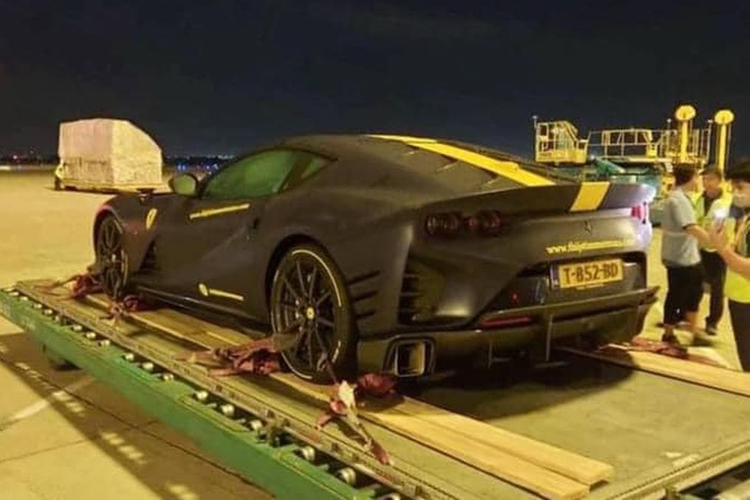 Và hiện những chiếc siêu xe đầu tiên tham dự hành trình Gumball 3000 đã cập bến Việt Nam bằng đường hàng không. Được biết, hiện số xe này đang được tập kết tại nhà kho của sân bay Tân Sơn Nhất. Hành trình siêu xe năm nay có sự tham gia của 121 đội được đánh số từ 0 đến 120.