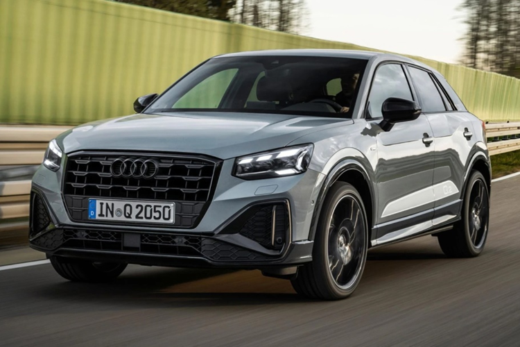 Theo đó, mẫu xe crossover Audi Q2 2024 được trang bị tiêu chuẩn hệ thống Virtual Cockpit (buồng lái ảo) thế hệ mới nhất, bao gồm cụm đồng hồ kỹ thuật số 12,3 inch hệ thống thông tin giải trí mới dùng màn hình cảm ứng 8,8 inch.