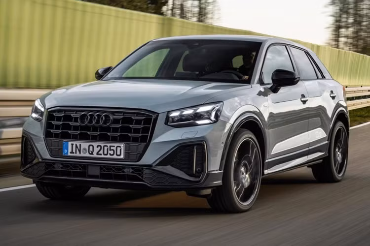 Theo đó, mẫu xe crossover Audi Q2 2024 được trang bị tiêu chuẩn hệ thống Virtual Cockpit (buồng lái ảo) thế hệ mới nhất, bao gồm cụm đồng hồ kỹ thuật số 12,3 inch hệ thống thông tin giải trí mới dùng màn hình cảm ứng 8,8 inch.