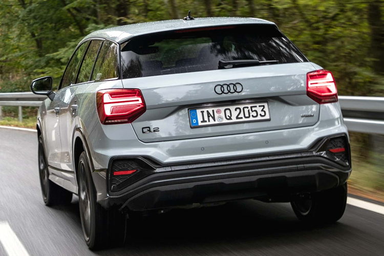 Hãng cung cấp nhiều lựa chọn động cơ cho dòng SUV cỡ nhỏ này như 3 xi-lanh 1.0L công suất 114 mã lực, 4 xi-lanh 1.5L công suất 148 mã lực và 2.0 TDI công suất 148 mã lực. Q2 có các đối thủ như BMW X1/X2, Lexus UX, Mercedes GLA và Volvo XC40.