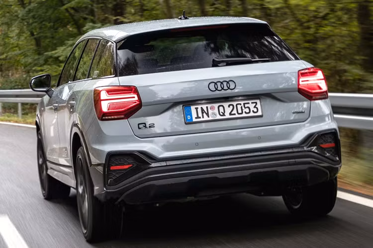 Hãng cung cấp nhiều lựa chọn động cơ cho dòng SUV cỡ nhỏ này như 3 xi-lanh 1.0L công suất 114 mã lực, 4 xi-lanh 1.5L công suất 148 mã lực và 2.0 TDI công suất 148 mã lực. Q2 có các đối thủ như BMW X1/X2, Lexus UX, Mercedes GLA và Volvo XC40.