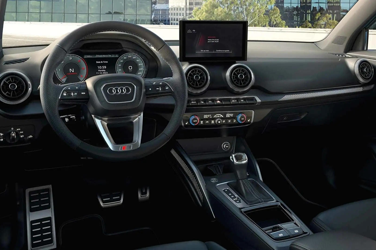 Đây là sự cải tiến vượt trội dành cho Q2 vì trước đây dòng xe này chỉ có đồng hồ analog và trang bị tiêu chuẩn màn hình giải trí 7 inch, kèm tùy chọn nâng cấp lên màn hình 8,3 inch.