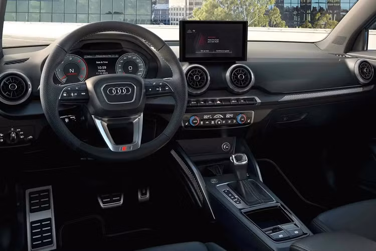 Đây là sự cải tiến vượt trội dành cho Q2 vì trước đây dòng xe này chỉ có đồng hồ analog và trang bị tiêu chuẩn màn hình giải trí 7 inch, kèm tùy chọn nâng cấp lên màn hình 8,3 inch.