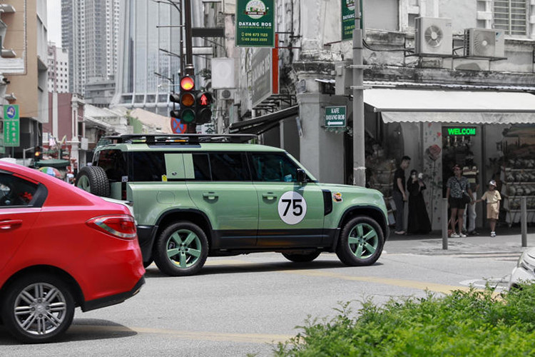 Một trong những trang bị giúp mẫu xe Defender 75th Limited Edition nhà Land Rover có khả năng chinh phục đường địa hình là hệ thống treo khí nén, hành trình 430 mm. Ở những điều kiện đường xấu, hệ thống treo có thể nâng lên 145 mm, phục vụ các chế độ lái off-road.
