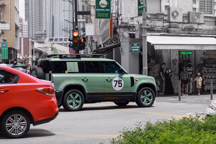 Một trong những trang bị giúp mẫu xe Defender 75th Limited Edition nhà Land Rover có khả năng chinh phục đường địa hình là hệ thống treo khí nén, hành trình 430 mm. Ở những điều kiện đường xấu, hệ thống treo có thể nâng lên 145 mm, phục vụ các chế độ lái off-road.