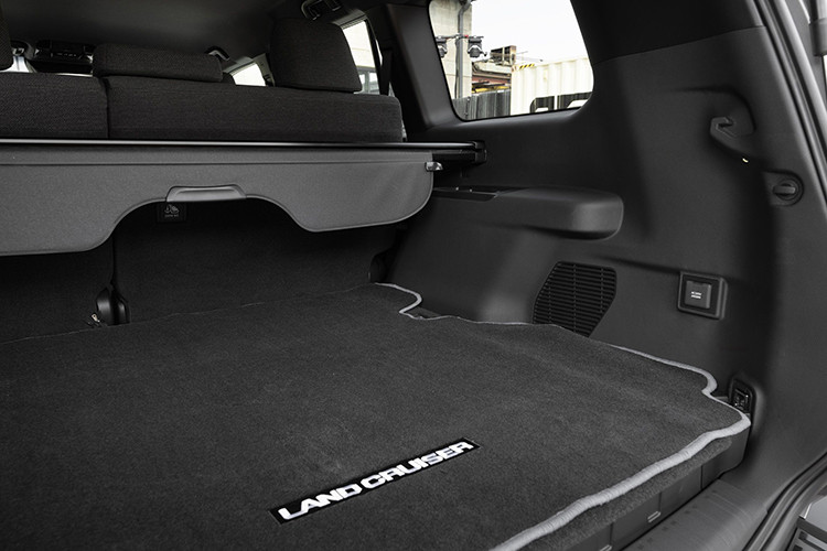 Trang tin Carscoops đưa tin, đại lý Thompsons Toyota ở Placerville, California đang đưa ra mức giá 97.043 USD (2,470 tỷ đồng) cho chiếc SUV, tức tăng 20.000 USD (509 triệu đồng), sau khi cộng thêm gói phụ kiện và các chi phí liên quan.