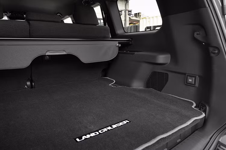 Trang tin Carscoops đưa tin, đại lý Thompsons Toyota ở Placerville, California đang đưa ra mức giá 97.043 USD (2,470 tỷ đồng) cho chiếc SUV, tức tăng 20.000 USD (509 triệu đồng), sau khi cộng thêm gói phụ kiện và các chi phí liên quan.