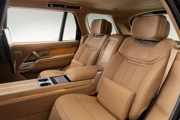 Không gian nội thất của Range Rover SV Ranthambore Edition được thiết kế chú trọng vào việc mang lại trải nghiệm sang trọng và thoải mái cho khách hàng. Xe được trang bị ghế bọc da Semi-Aniline với tông màu kem Perlino ở hàng trước và nâu Caraway ở hàng thứ hai.