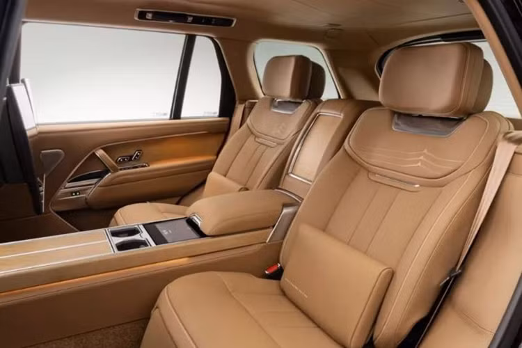 Không gian nội thất của Range Rover SV Ranthambore Edition được thiết kế chú trọng vào việc mang lại trải nghiệm sang trọng và thoải mái cho khách hàng. Xe được trang bị ghế bọc da Semi-Aniline với tông màu kem Perlino ở hàng trước và nâu Caraway ở hàng thứ hai.