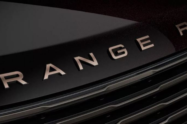 Range Rover SV Ranthambore Edition phong cách Hổ được thiết kế bởi bộ phận cá nhân hóa SV Bespoke dựa trên phiên bản SV LWB P400. Chiếc SUV siêu sang này mang màu đen Deep Black với hiệu ứng ánh đỏ đặc biệt tạo nên vẻ ngoài mạnh mẽ và cuốn hút.