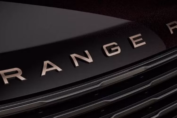 Range Rover SV Ranthambore Edition phong cách Hổ được thiết kế bởi bộ phận cá nhân hóa SV Bespoke dựa trên phiên bản SV LWB P400. Chiếc SUV siêu sang này mang màu đen Deep Black với hiệu ứng ánh đỏ đặc biệt tạo nên vẻ ngoài mạnh mẽ và cuốn hút.