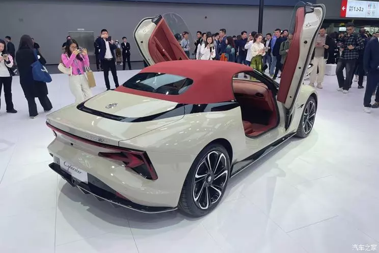 Xe thể thao mui trần MG Cyberster còn dùng 2 loại pin có dung lượng 64 kWh và 77 kWh. Nhờ đó, 3 phiên bản của xe có quãng đường di chuyển sau khi sạc đầy pin là 201 km, 520 km và 580 km, theo chu trình thử nghiệm CLTC tại Trung Quốc.