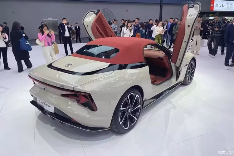 Xe thể thao mui trần MG Cyberster còn dùng 2 loại pin có dung lượng 64 kWh và 77 kWh. Nhờ đó, 3 phiên bản của xe có quãng đường di chuyển sau khi sạc đầy pin là 201 km, 520 km và 580 km, theo chu trình thử nghiệm CLTC tại Trung Quốc.