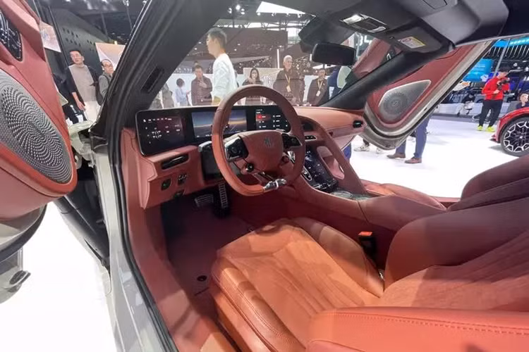 Phiên bản mạnh nhất của MG Cyberster sẽ có thêm mô-tơ điện trên cầu trước với công suất tối đa 201 mã lực. Công suất tổng cộng của phiên bản dẫn động 4 bánh AWD là 536 mã lực và mô-men xoắn cực đại 725 Nm. Sức mạnh này đủ để mẫu xe thể thao Trung Quốc tăng tốc từ 0-100 km/h trong thời gian chỉ 3,2 giây.