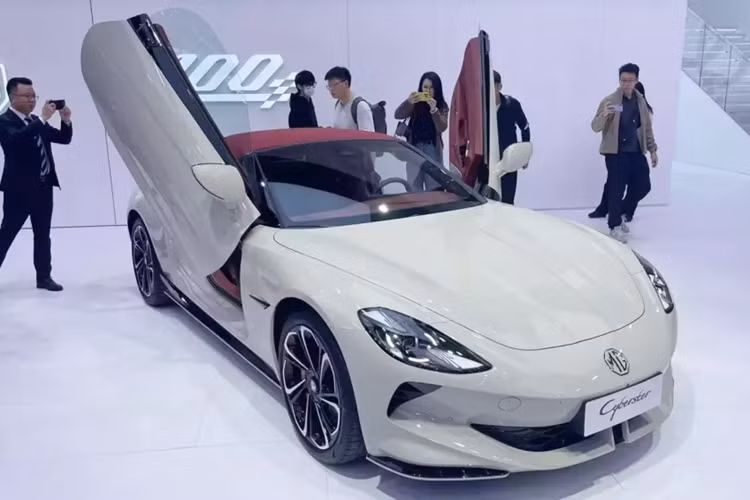 Mẫu xe thể thao mui trần MG Cyberster Red Top Edition chạy điện này nổi bật với màu sơn trắng ngọc trai độc quyền kết hợp với mui trần màu đỏ, mô phỏng lại màu sắc cổ điển của các dòng xe như MGA, MGB &amp; MG Magnette được sản xuất trong các năm là 195, 1967 và 1958.