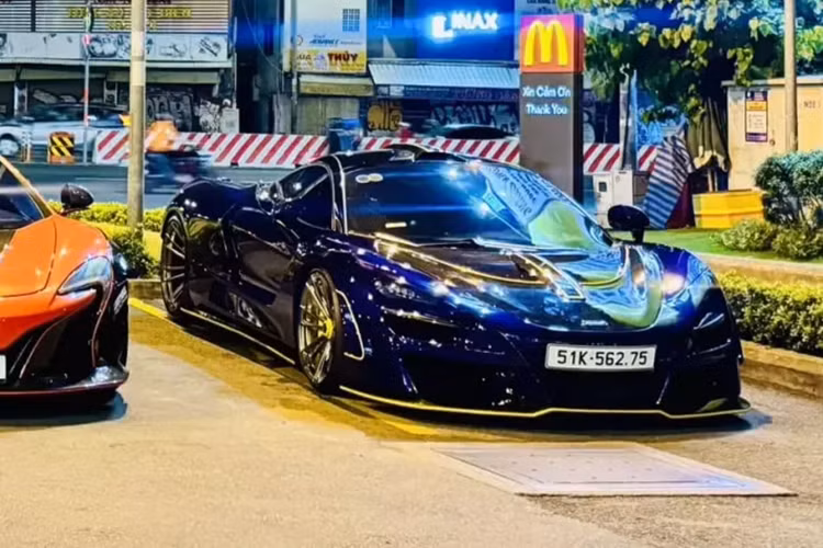 McLaren GT có tổng diện tích chứa đồ lên đến 570 lít, trong đó, khoang hành lý trước sẽ có chỗ đựng đồ rộng 150 lít phù hợp với va li cỡ vừa hay túi xách cùng một số đồ dùng cá nhân còn khoang hành lý sau cabin của xe McLaren GT có thể tích lên tới 420 lít đủ sức chứa 1 va li cỡ lớn và nhỏ hay làm nơi chứa gậy đánh golf.