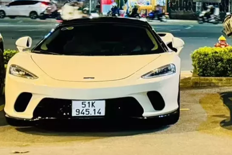 Trong số 3 chiếc siêu xe McLaren GT, thuộc dòng xe Grand Tourer và 2 siêu xe tốc độ là 650S Spider cùng 720S đều mang gói độ khủng là Liberty Walk và N-Largo của Novitec. Nói về chiếc siêu xe McLaren GT màu trắng, xe chỉ mới được 1 người chuyên mua bán xe lướt ở Sài thành tậu về, và đang chào bán với giá gần 10 tỷ đồng.